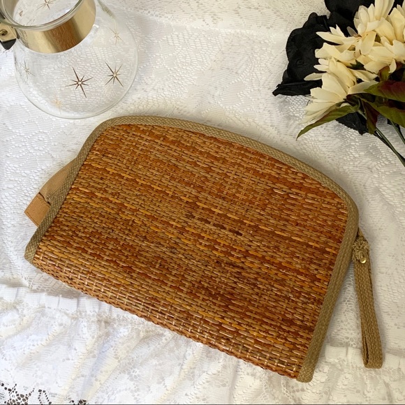 Vintage Handbags - 70s Boho Vintage Woven Wicker Straw Clutch